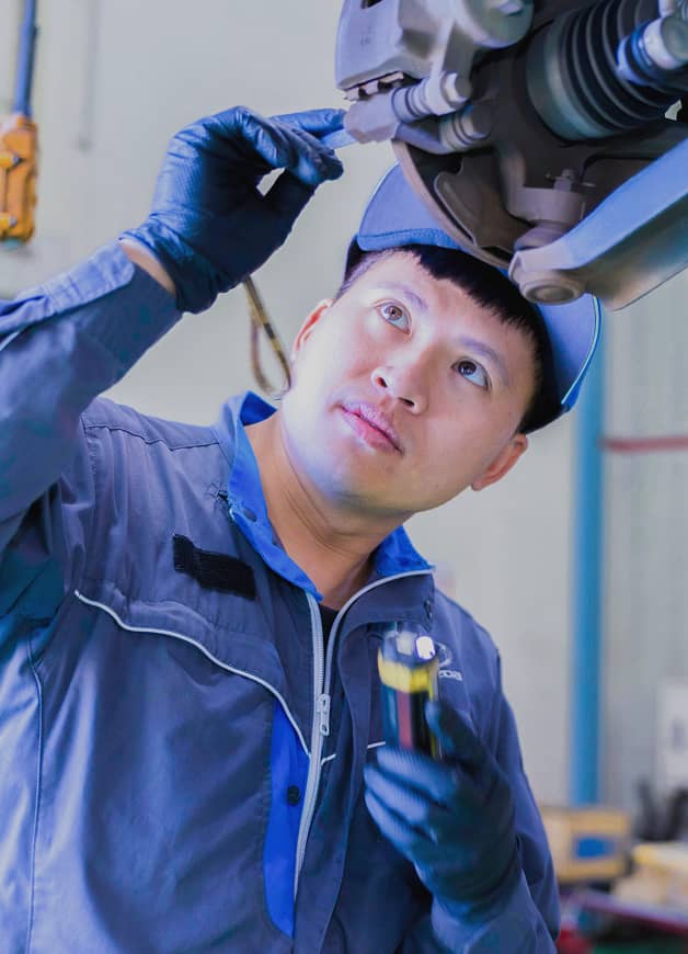 カーメイク太田のスタッフの仕事風景